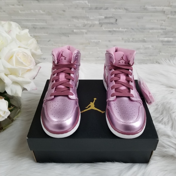 New Air JORDAN 1 Mid SE GS Sneakers - Picture 2 of 7